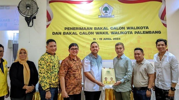 H Firmansyah Hadi SE (ketiga dari kanan) mengambil formulir pendaftaran maju Pilwako Palembang 2024 yang diserahkan langsung oleh Ketua DPD Partai Golkar Palembang M Hidayat SE di Jl Aerobik Palembang, Rabu (17/4/2024).