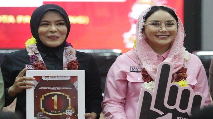 Calon walikota dan wakil walikota Palembang Fitrianti Agustinda dan Nandriani Oktarina mendapatkan nomor urut 1 di Pilkada Palembang, Senin (23/9/2024)