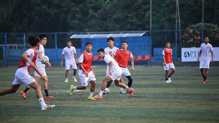 GAME INTERNAL SFC - Sebanyak 31 pemain menjalani game internal pada TC tahap 2 Sriwijaya FC di Pancoran Soccer Field Jakarta, Selasa (15/7/2025). Coach Azul mengatakan pada sesi hari ini, Rabu (16/7/2025) Sriwijaya FC masih mengundang 4 hingga 5 pemain untuk ditrial.