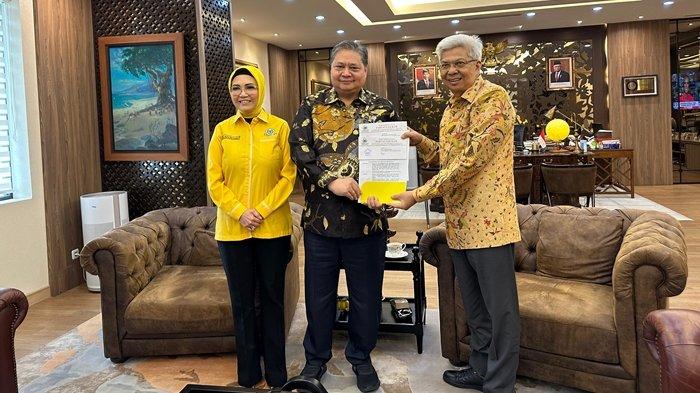 Pasangan MataHati (Mawardi Yahya - Anita Noeringhati) resmi menerima surat dukungan dari Partai Golkar untuk maju Pilkada Sumsel 2024. 
Surat dukungan tersebut diserahkan langsung oleh Ketum DPP Partai Golkar Airlangga Hartarto dan diterima Mawardi dan Anita di Jakarta, Kamis (1/8/2024).