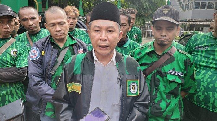 Ketua Gerakan Pemuda Ka'bah DPW PPP Sumsel, M Asrul Indrawan SE memberikan keterangan terkait pengambilalihan DPW PPP Sumsel di Jl Kolonel H Barlian, Selasa (7/5/2024).