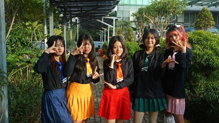 Athena (Merah), Himelie (Biru), Celi (Hijau), Kira (Kuning), dan Daniriel (Merah Muda) adalah para personel dari idul group Monsta Z.