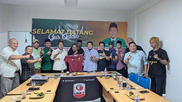 GUS ADDIN SFC - Wakil Komisaris Utama (Wakomut) PT Sriwijaya Optimis Mandiri (SOM) pengelola klub Sriwijaya FC (SFC) Addin Jauharuddin memimpin rapat bersama pentolan kelompok suporter di Sekretariat Sriwijaya FC komplek pertokoan PS Mall pada Senin (16/6/2025) malam.
