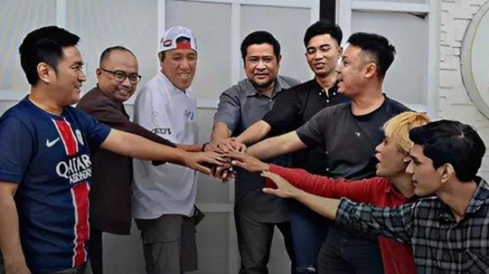 HANDLE MO SFC - CEO PT Digi Sport Asia Anggoro Prajesta bersama jajaran manajemen Sriwijaya FC yang baru usai RUPS PT SOM. Tugas Media Officer nantinya akan dihandle di bawah Asisten III Muhammad Moeslim yang mengatur media sosial dan hubungan publik..