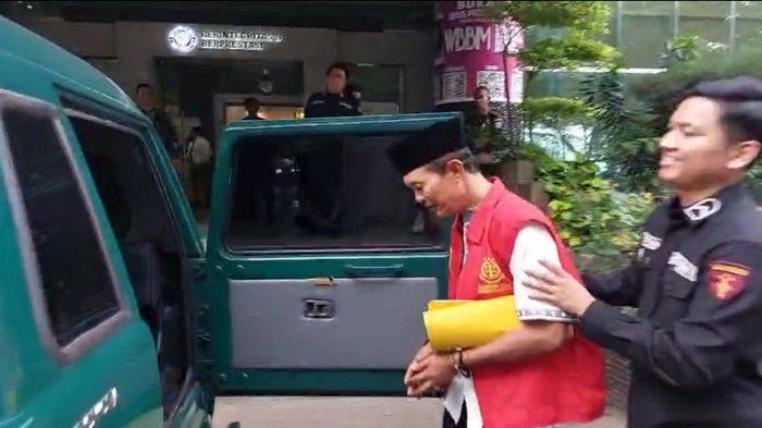 DIPERIKSA - Mantan Walikota Palembang periode 2015-2018, H. Harnojoyo, menunjukkan wajah lesu dan memilih bungkam setelah menjalani pemeriksaan intensif selama kurang lebih enam jam oleh penyidik Pidana Khusus (Pidsus) Kejaksaan Tinggi (Kejati) Sumsel, Selasa (8/7/2025).