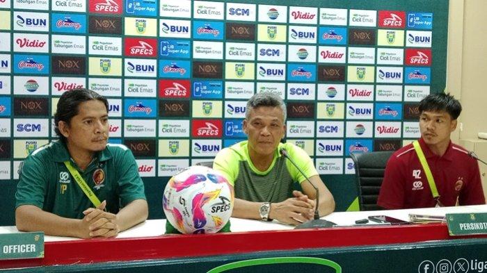 PELATIH SRIWIJAYA FC - Hendri Susilo, pelatih Sriwijaya FC (tengah) curhat saat post match press conference usai pertandingan, Selasa (4/2/2025). Sriwijaya FC berhasil mengamankan tiga poin penting dalam laga play-off degradasi Liga 2, dengan mengalahkan Persikota Tangerang 1-0 di Stadion Gelora Sriwijaya Jakabaring, Palembang.