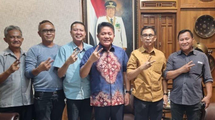 Sejumlah tokoh masyarakat Besemah (Lahat, Pagaralam dan Empat Lawang) mulai menyatakan dukungan dengan merapat kepada Calon Gubernur Sumsel, H. Herman Deru SH MM di Jl Taman Kenten Palembang, Kamis (18/4/2024).