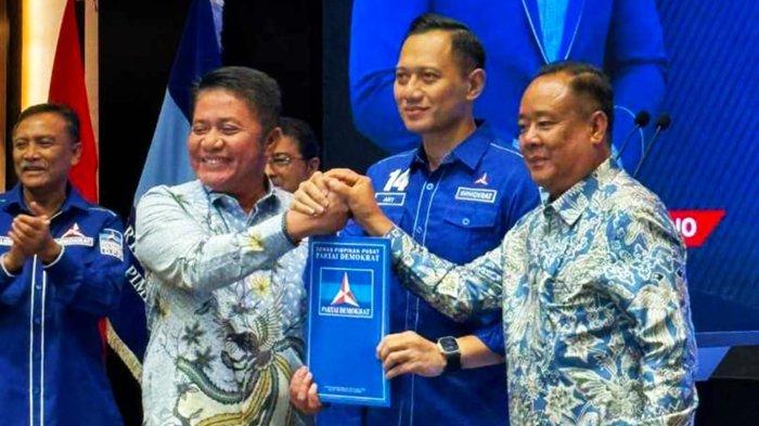 Ketua Umum DPP Partai Demokrat Agus Harimurti Yudhoyono menyerahkan rekoemendasi dukungan H Herman Deru SH MM dan H Cik Ujang SH, Selasa (11/6/2024) malam.