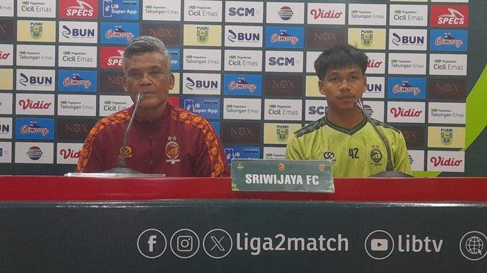 Head Coach Sriwijaya FC Hendri Susilo didampingi bek Rahma Nico pada pre match press conference, Senin (3/2/2025). Laga Sriwijaya FC vs Persikota Tangerang babak playoff degradasi Pegadaian Liga 2 2024/25 akan berlangsung di Stadion Gelora Sriwijaya Jakabaring Palembang, Selasa (4/2/2025) pukul 15.30.