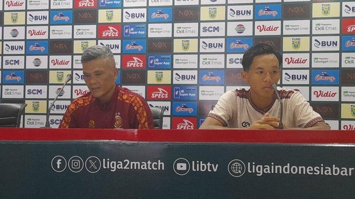 Head coach Sriwijaya FC Hendri Susilo terlihat lemas memberikan pernyataan pada pre match press conference didampingi pemain Muhammad Fadly dengan nada datar jelang hadapi Nusantara United FC, Kamis (23/1/2025).