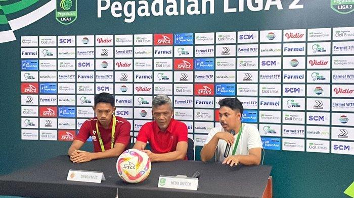 HENDRI SEDIH - Pelatih kepala Sriwijaya FC Hendri Susilo tampak sedih didampingi perwakilan pemain, Fauzan pada post match press confrence usai dikalahkan Persikota Tangerang 4-2 di Stadion Benteng Reborn, Tangerang Banten, Kamis (30/1/2025) sore.