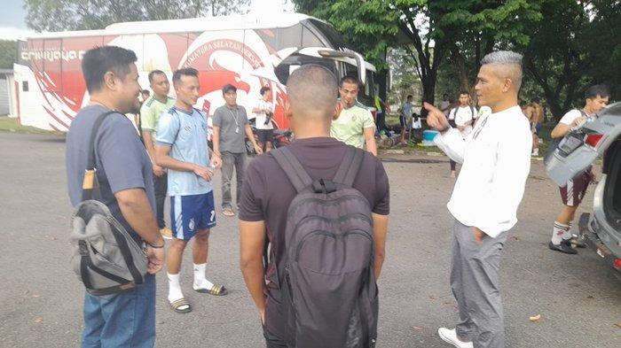 Coach Hendri Susilo yang menggantikan posisi Jafri Sastra disambut Manajer Sriwijaya FC Ajie Syahrial Bastari langsung menemui pemain yang sedang melakukan ice bath di Lapangan Baseball, Jakabaring Sport City Palembang, Kamis (3/10/2024) sore.