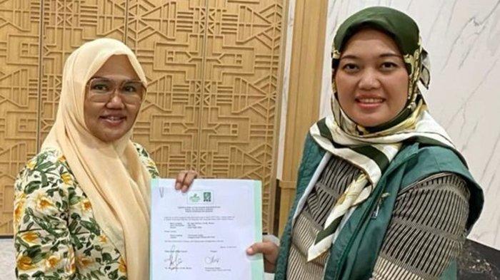 Bakal Calon Walikota Pagaralam Hj. Hepy Safriani, SKM., M.Kes (kanan) menerima Surat Tugas sebagai Calon Walikota Pagaralam yang diserahkan DPP PKB, Senin (20/5/2024).