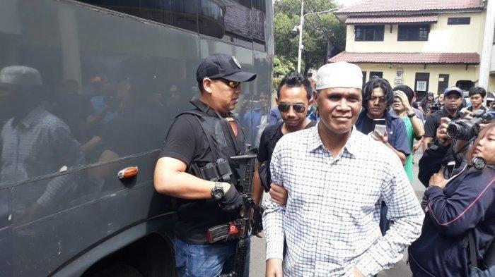 Hercules saat digiring menuju bus untuk diserahkan ke Kejaksaan Negeri Jakarta Barat, Kamis (27/12/2018)