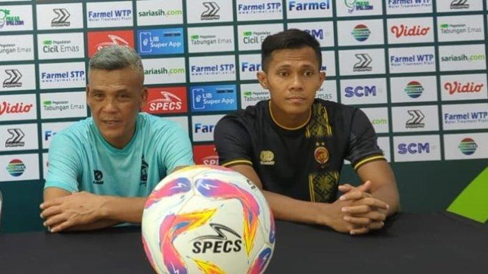 Head coach Sriwijaya FC Hendri Susilo didampingi striker Imam Witoyo pada pre match conference jelang hadapi Persikota Tangerang laga lanjutan Pegadaian Liga 2 2024/25, Selasa (19/11/2024).