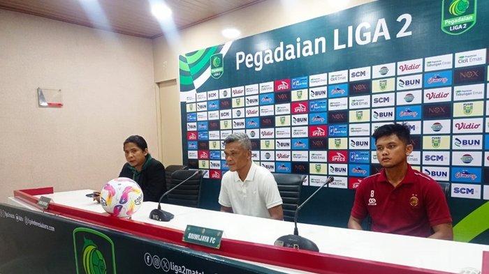 Hendri Susilo mengungkapkan kekecewaannya atas penampilan buruk Sriwijaya FC usai ditahan imbang Dejan FC 1-1  pada post match conference di Media Centre Stadion Gelora Sriwijaya Jakabaring Palembang, Minggu (10/11/2024)..