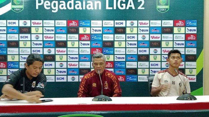 Pelatih Kepala Sriwijaya FC Hendri Susilo didampingi perwakilan pemain Bima Reksa pada pre match conference, Jumat (13/12/2024) sore.