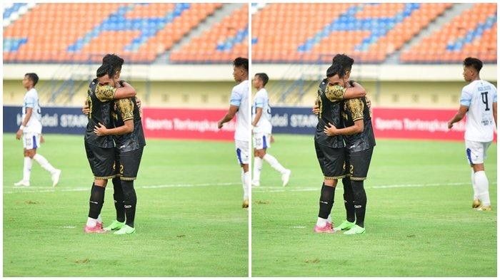 Dua penggawa Sriwijaya FC Imam Witoyo dan Beni Oktovianto berpelukan usai gagal memetik poin pada laga ke-2 di putaran kedua Pegadaian Liga 2 2024/25 PSKC Cimahi vs Sriwijaya FC yang berkesudahan skor 2-1 di Stadion Si Jalak Harupat, Bandung, Jawa Barat, Jumat (15/11/2024).