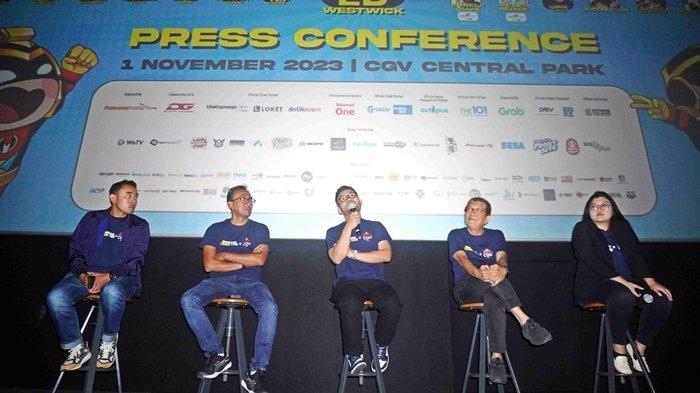 (Kiri-kanan) VP Corporate Communication & Social Responsibility Telkomsel Saki H. Bramono, VP Brand and Marketing Communications Telkomsel Abdullah Fahmi, VP Digital Lifestyle Telkomsel Nirwan Lesmana, Presiden Direktur Panorama Media Royanto Handaya, dan Project Manager Indonesia Comic Con (ICC) Panorama Media Andita Tirtawisata. Telkomsel turut mendukung pagelaran Comic Con demi mendorong perkembangan ekosistem gaya hidup digital Indonesia melalui sinergi bersama para gamer, developer, publisher, hingga penyelenggara event, untuk mengakselerasi pertumbuhan ekonomi kreatif dan digital Indonesia.