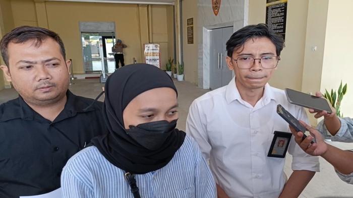 BERTEMU KAPOLDA - Istri almarhum Brigadir Nurhadi, Elma Agustina datang ke Polda NTB, Jumat (18/7/2025). Elma berhasil menemui Kapolda NTB dan mengutarakan perasaannya terkait update penyelidikan yang terkesan lamban.
