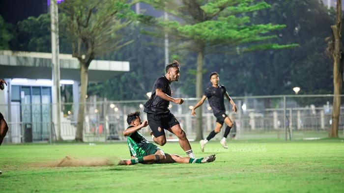 JACKSON WINGER KIRI - Winger kiri Jackson Tiwu berhasil mencetak gol kemenangan Sriwijaya FC pada laga ujicoba perdana semalam yang berhasil memanfaatkan umpan striker naturalisasi asal Paraguay, Silvio Escobar. Pada laga ujicoba perdana Sriwijaya FC mampu mengungguli MSG dengan skor 0-1 di lapangan B Senayan Jakarta, Selasa (22/7/2025) malam.