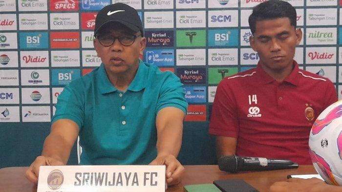Pelatih Sriwijaya FC Jafri Sastra didampingi bek kanan Muhammad Rifaldi memberikan keterangan pada pre match conference jelang menghadapai Persiraja Banda Aceh di Stadion Harapan Bangsa, Senin (23/9/2024).