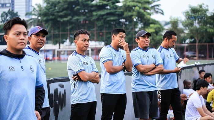 JAJARAN PELATIH SFC - Jajaran pelatih Sriwijaya FC; Asisten pelatih kiper M Ichsan, Asisten Pelatih M Ali Ramadhon, pelatih fisik dan analis Sunadar Boro, pleatih kiper Trino Hindarta, head coach Achmad Zulkifli, Analis EPA SFC U20 A Rachim Gema memantau jalannya TC di PSF Jakarta sejak 10 Juli 2025. 