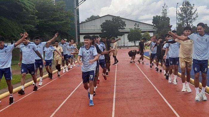 Skuat tim Sriwijaya FC menjalani latihan di Komplek Olahraga Stadion Letjen Harun Sohar Jasdam II/Sriwijaya Kebun Bunga KM 9 Palembang, Selasa (7/1/2025) sore.