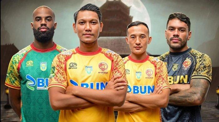 KENAKAN JERSEY - Para penggawa andalan Sriwijaya FC; Meghon Valpoort, Manda Cingi, Chencho Gyelthsen, Gabrial Silva mengenakan jersey Laskar Wong Kito awal musim 2024/25 lalu.