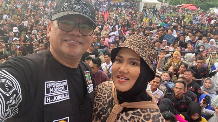 Hj. Hepy Safriani, SKM., M.Kes Bakal Calon Walikota Pagaralam bersama suaminya, mantan Bupati Empatlawang DR H Joncik Muhammad SSi SH MM MH.