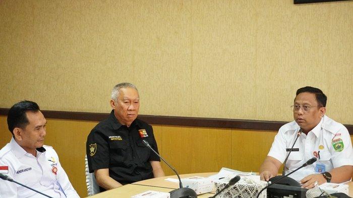 Kadispora H Rudi Irawan SSos MSi bersama Komisaris PT SOM H Asfan Fikri Sanap, Direktur Marketing H Hendriansyah dan Direktur Teknik Indrayadi rapat pembahasan tentang pemegang saham PT Sriwijaya Optimis Mandiri dan kepengurusan Sriwijaya FC  di ruang rapat Dispora Sumsel, Rabu (24/1/2024).