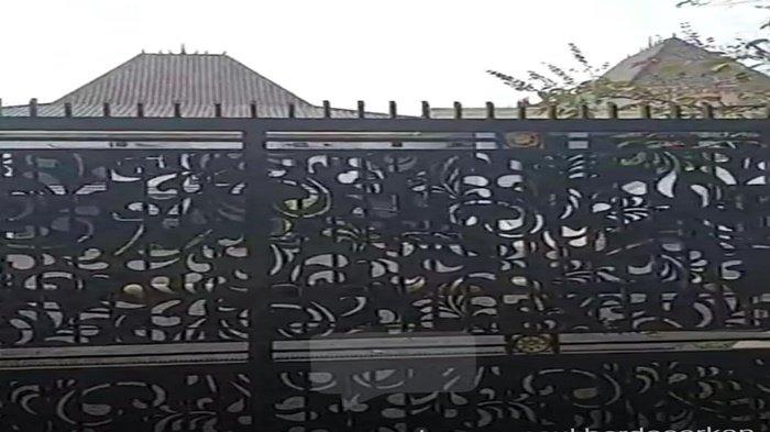 Pintu gerbang keluar masuk gedung DPRD OKU ditutup dan dipasang palng  sehingga ratusan staf di DPRD dan tamu tidak bisa masuk  Selasa (4/7/2023).