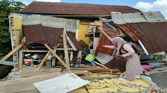 DAPUR TERBAKAR - Seorang warga saat menunjukan reruntuhan dinding rumah di Jalan Padat Karya, RT 01, Kelurahan Batu Urip, Kecamatan Lubuklinggau Utara II, Kota Lubuklinggau pada hari Kamis (10/7/2025) sekira pukul 13.00 WIB.
