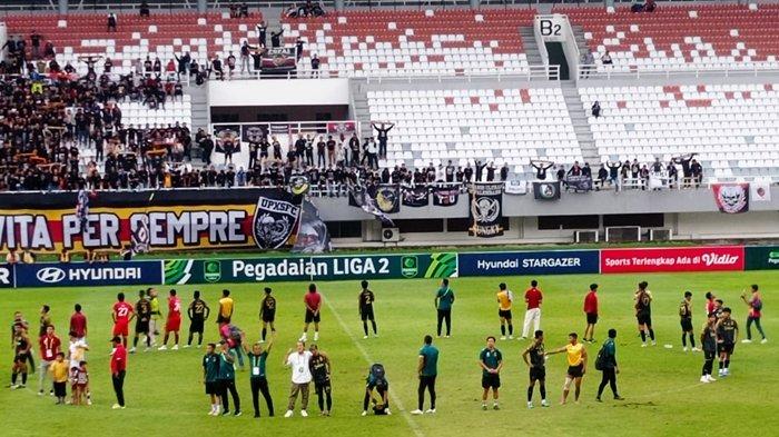 KEMENANGAN SFC - Skuat Sriwijaya FC merayakan kemenangan atas Persikota Tangerang 1-0 babak playoff degrdasi Pegadaian Liga 2 2024/25 di Stadion Gelora Sriwijaya Jakabaring Palembang, Selasa (4/2/2025).