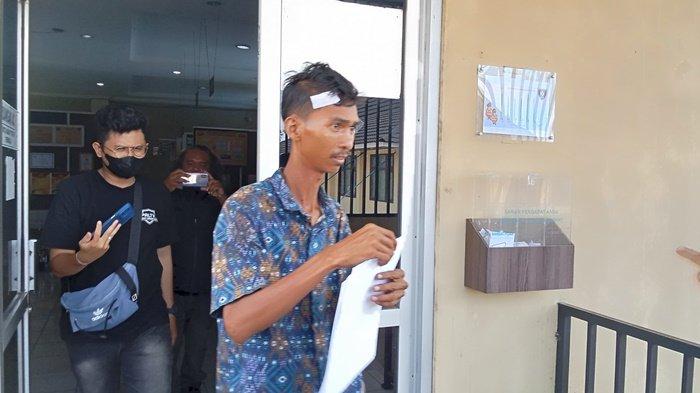 Abdullah Syarif (28) sopir angkot melaporkan aksi pemalakan yang dialaminya ke Polrestabes Palembang, akibat kejadian itu kepalanya berdarah setelah dibenturkan terlapor ke mobil, Selasa (6/8/2024).