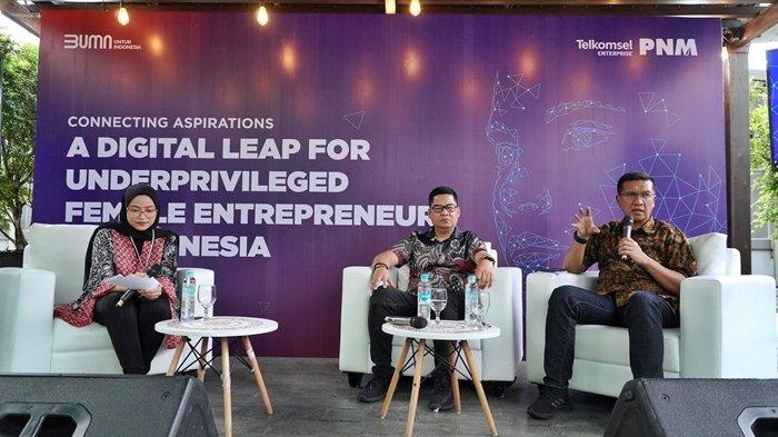 (kiri-kanan) General Manager Account Management Business Sector Telkomsel S.Handoyo Hadi dan Corporate Secretary PT Permodalan Nasional Madani (Persero), L. Dodot Patria memberikan penjelasan terkait kolaborasi Telkomsel dan PNM dalam mendukung pemberdayaan perempuan pelaku usaha ultra mikro melalui ragam solusi digital di Jakarta, Selasa (14/11).