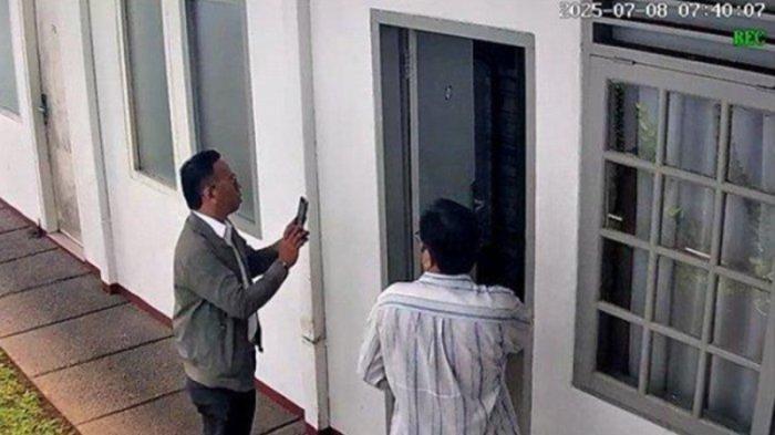 MASIH MISTERI - Rekaman CCTV memperlihatkan dua orang pria di depan kamar kos Arya Daru Pangayunan di kawasan Menteng, Jakarta Pusat, sebelum korban ditemukan tewas, Selasa (8/7/2025). Saat ini kematian Arya Daru masih menjadi misteri.