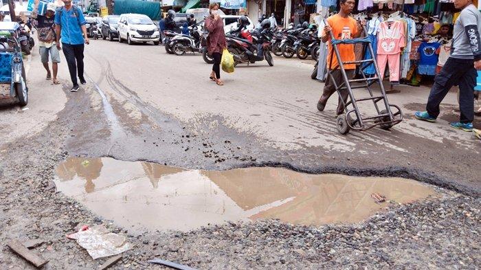BERITA FOTO : Hati-hati di Jalan Masjid Lama 16 Ilir Palembang, Ada
