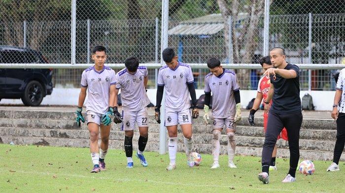 LATIH 4 KIPER - Coach Ferry Rotinsulu bersama asisten pelatih kiper Ikhsan memberikan pengarahan kepada 4 kiper EPA Sriwijaya FC U20 saat latihan bareng tim SFC senior di Lapangan Panahan JSC Palembang, Minggu (1/6/2025) sore.