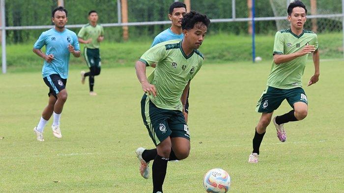 LATIHAN BARENG EPA - Baru 7 calon pemain Sriwijaya FC ikut latihan bareng EPA Sriwijaya FC U20 di Lapangan Panahan JSC Palembang, Minggu (1/6/2025) sore.
