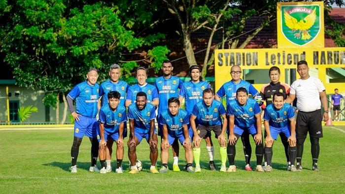 LATIHAN INTERNAL - Ketua Umum Askot PSS Palembang Muhammad David mengajak beberapa penggawa Sriwijaya FC seperti Melvis Uaga, Otto Kapisa, Reyhan Firdaus, Head Coach Hendri Susilo, dan dr Fachriza latihan internal tim David FC di Stadion Letjen Harun Sohar Jasdam II/Sriwijaya Kebun Bunga KM 9 Palembang agar jangan sampai hilang sentuhan, Jumat (8/2/2025) sore.