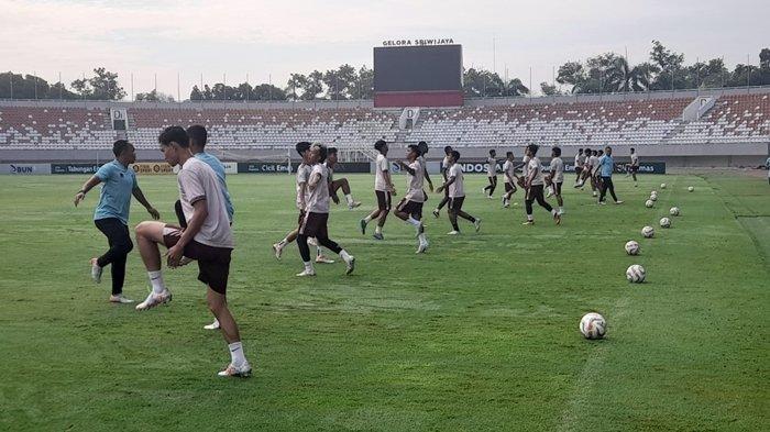 Skuat Sriwijaya FC Hendri Susilo menjalani officoal training di Stadion Gelora Sriwijaya Jakabaring Palembang jelang laga menjamu Nusantara United FC babak playoff degradasi Pegadaian Liga 2 2024/25, Kamis (23/1/2025).