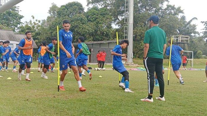 Sumsel United - Sumsel United akan try out ke 4 tim liga Malaysia yang menyatakan diri sudah siap untuk menjamu klub kebanggaan Sumatera Selatan tersebut, suasana pekan keempat sesi latihan Sumsel United yang berfokus dengan tactikal dan strategi, di lapangan panahan, Jakabaring Sport City, pada Senin (14/7/2025).