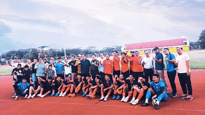 LATIHAN PERDANA SUFC - Wakil Gubernur Sumsel H Cik Ujang selaku Presiden Klub Sumsel United FC, Pangdam II SriwijayaMayjen TNI Ujang Darwis, M.D.A, Dirut PT CSU H Erick Yuniman, Manajer Tim dr Syamsuddin Isaac bersama jajaran pengurus dan direksi, head coach Nil Maizar berfoto bareng jajaran pelatih dan pemain pada latihan perdana di Lapangan Atletik JSC Palembang, Senin (23/6/2025). Sosok pelatih kiper belum muncul dan belum diperkenalkan.