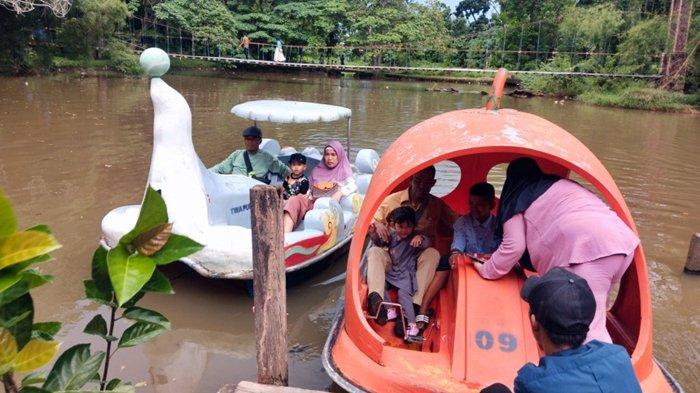 Hutan Wisata Punti Kayu menjadi salah satu objek wisata pilihan sejumlah warga di Kota Palembang untuk menikmati liburan bersama keluarga dan sahabat, Minggu (23/4/2023).