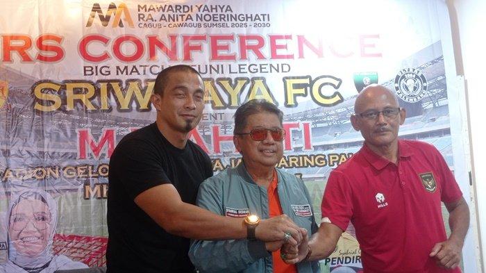 Pendiri Sriwijaya FC sekaligus ketua pelaksana event, Syahrial Oesman (tengah) bersama legenda Sriwijaya FC Ferry Rotinsulu saat press conference di Palembang Golf Club (PGC), Selasa (18/6/2024).