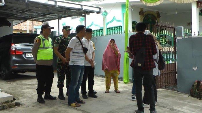 Lurah 30 Ilir bersama Babinkamtibmas dan Babinsa setempat ketika datang ke lokasi kejadian pembacokan yang dilakukan oknum Linmas kepada Ketua KPPS, Kamis (15/2/2024)