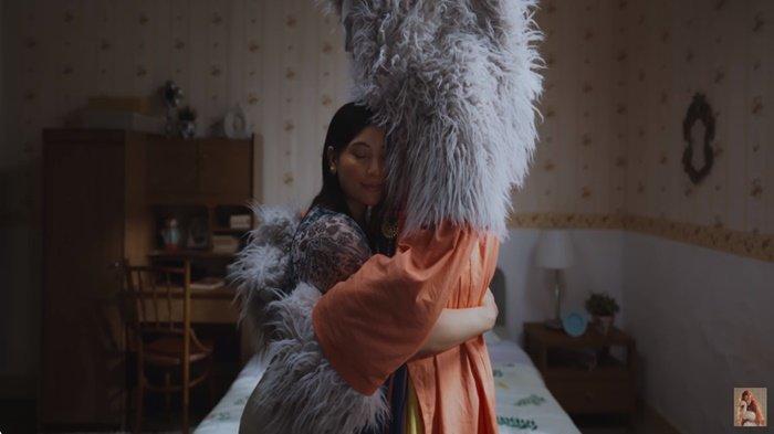 Lirik Lagu Berpayung Tuhan oleh Nadin Amizah, Makna Indah Menyentuh