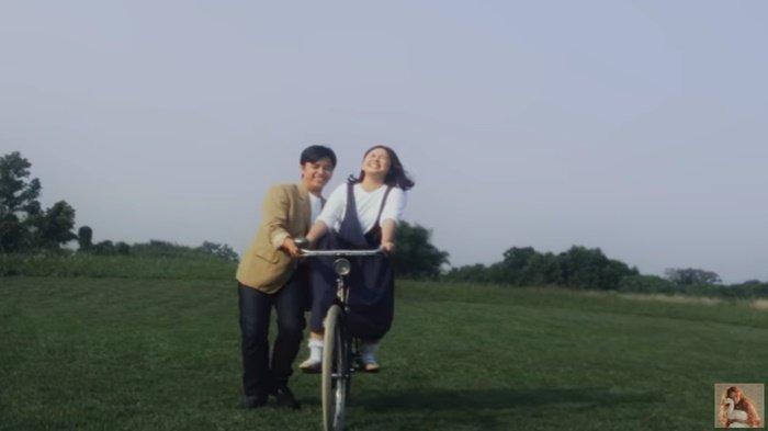 Tau Dadi Cerito Lirik Kumpulan Lagu Menginspirasi Menguras Hati