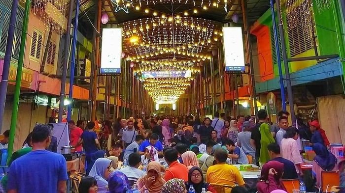 Suasana Lorong Basah Night Culinary (LBNC) mengalami banyak perubahan mulai dari parkir liar hingga tenant pedagang yang saat ini disediakan oleh Dinas Pariwisata untuk menarik minat pedagang dan pengunjung, beberapa tahun lalu